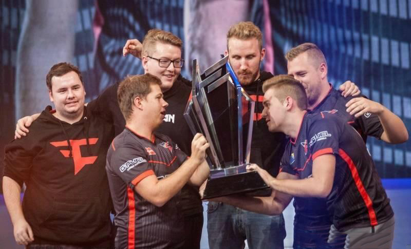 大事即将发生？蝎子王Yike疯狂抓住了他的兄弟 Canna 并取得了3次击杀。 Top Esports 在第一场比赛中输给了KC