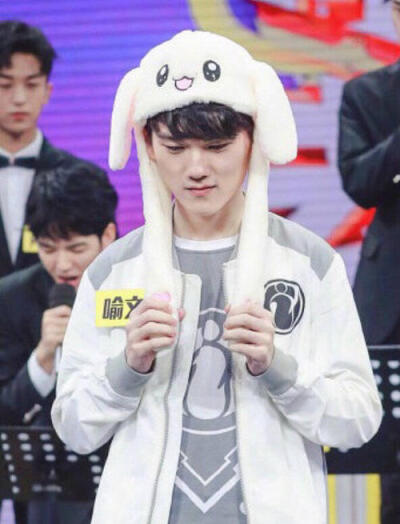 iG下路Ahn分享外滩游客照：上海~三年前梦开始的地方！